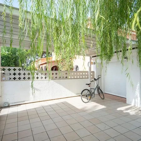 Ferienhaus Requesens On Canal